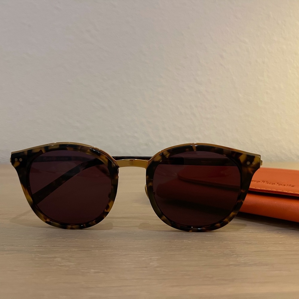 Grafik Plastic x yellowbee sunglasses
